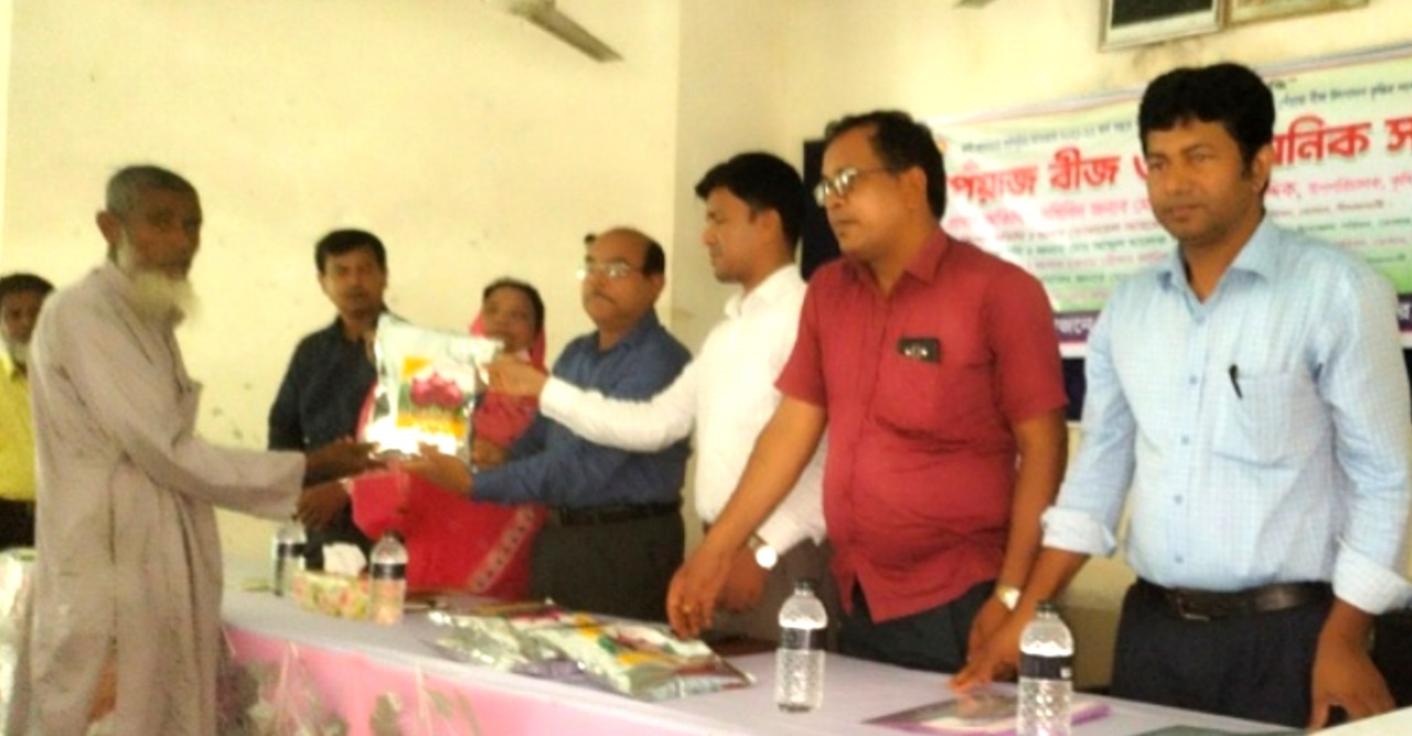 ডোমারে পিঁয়াজের বীজ ও রাসায়নিক সার বিতরণ অনুষ্ঠিত