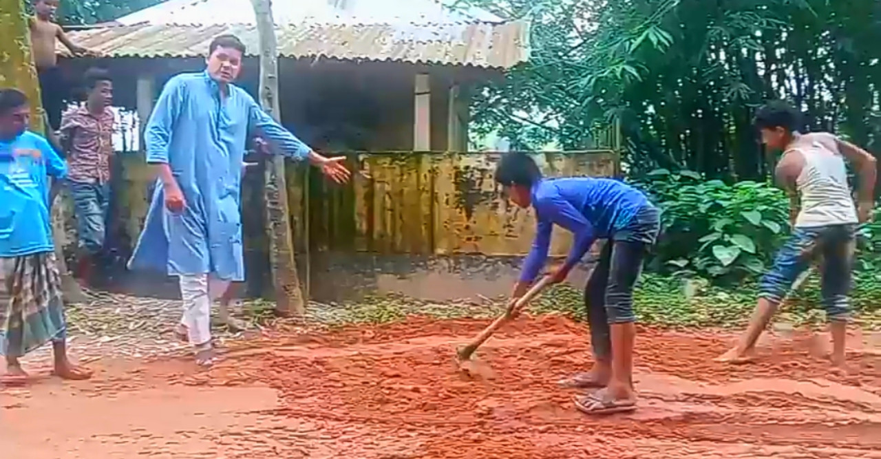 সড়কের গর্ত ভরাট করতে এগিয়ে এলেন ইউপি চেয়ারম্যান