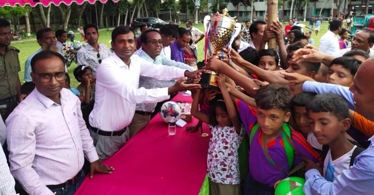 মোল্লাহাটে বঙ্গবন্ধু ও বঙ্গমাতা ফুটবল টুর্নামেন্ট