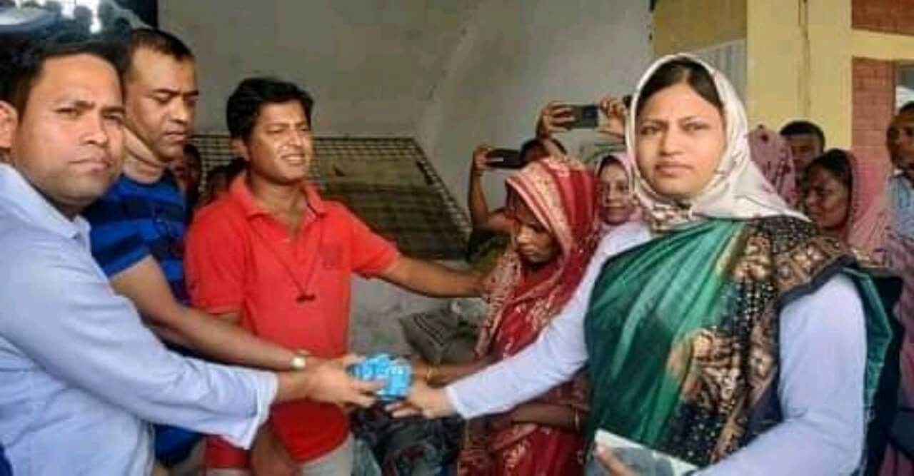 বন্যা দূর্গতদের ইশরাত জাহানের ত্রাণ বিতরণ