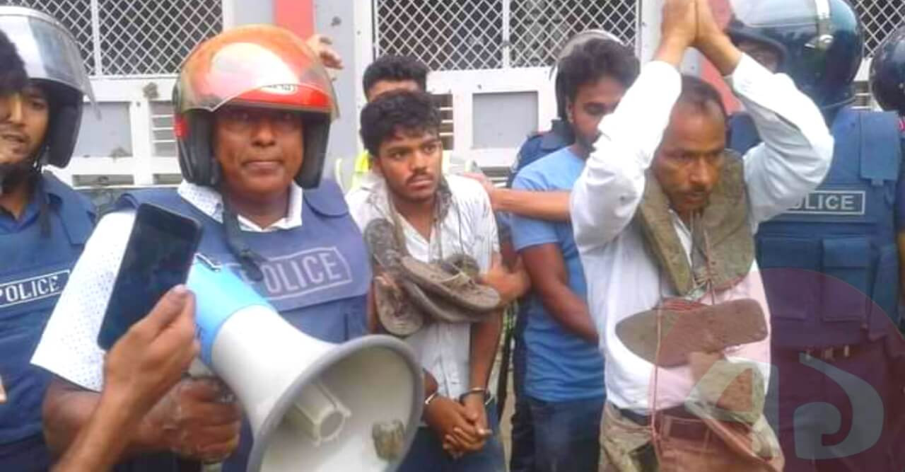 পুলিশের উপস্থিতিতে অধ্যক্ষের গলায় জুতার মালা