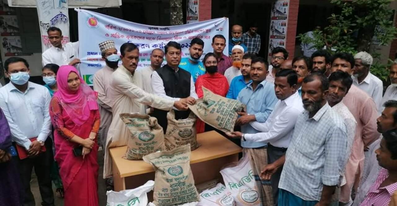 চন্দনাইশে ক্ষুদ্র প্রান্তিক কৃষকদের মাঝে বীজ-সার বিতরণ