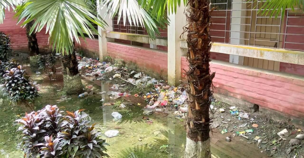 হাসপাতাল জুড়ে ময়লার ভাগাড়