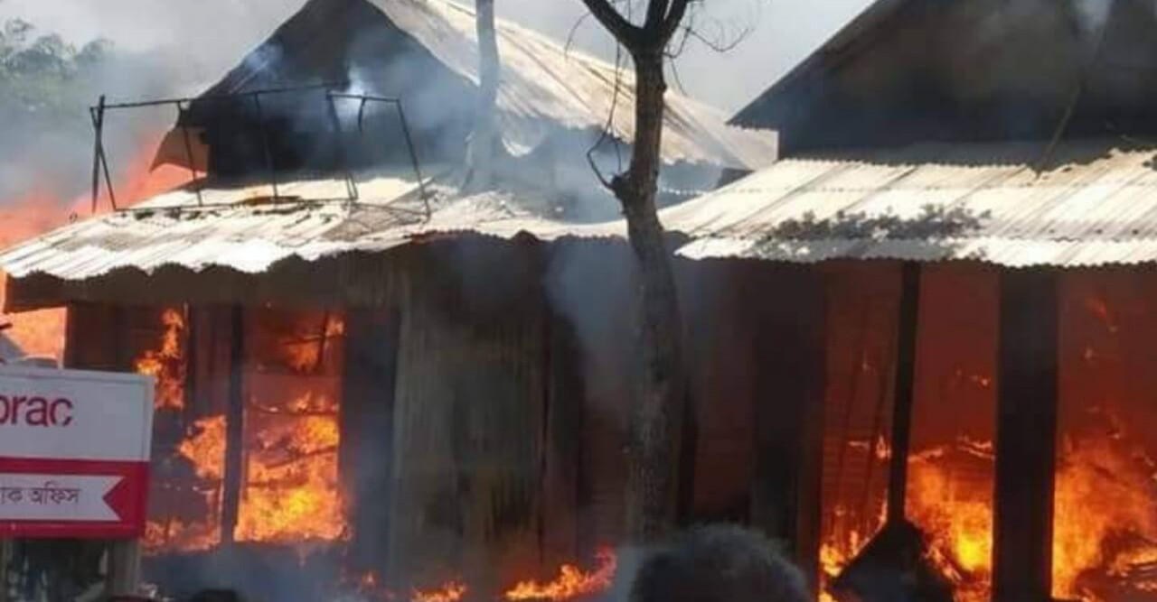 গুরুদাসপুরে আগুনে পুড়লো ৫টি দোকান