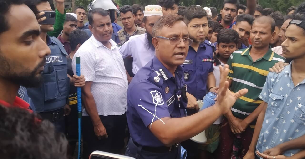 নড়াইলে অধ্যক্ষ লাঞ্ছিত শাস্তি নয়, পুলিশ সুপারকেই বদলী