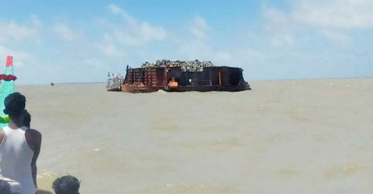 ভোলার চরে ভেসে এলো ভুতুড়ে জাহাজ