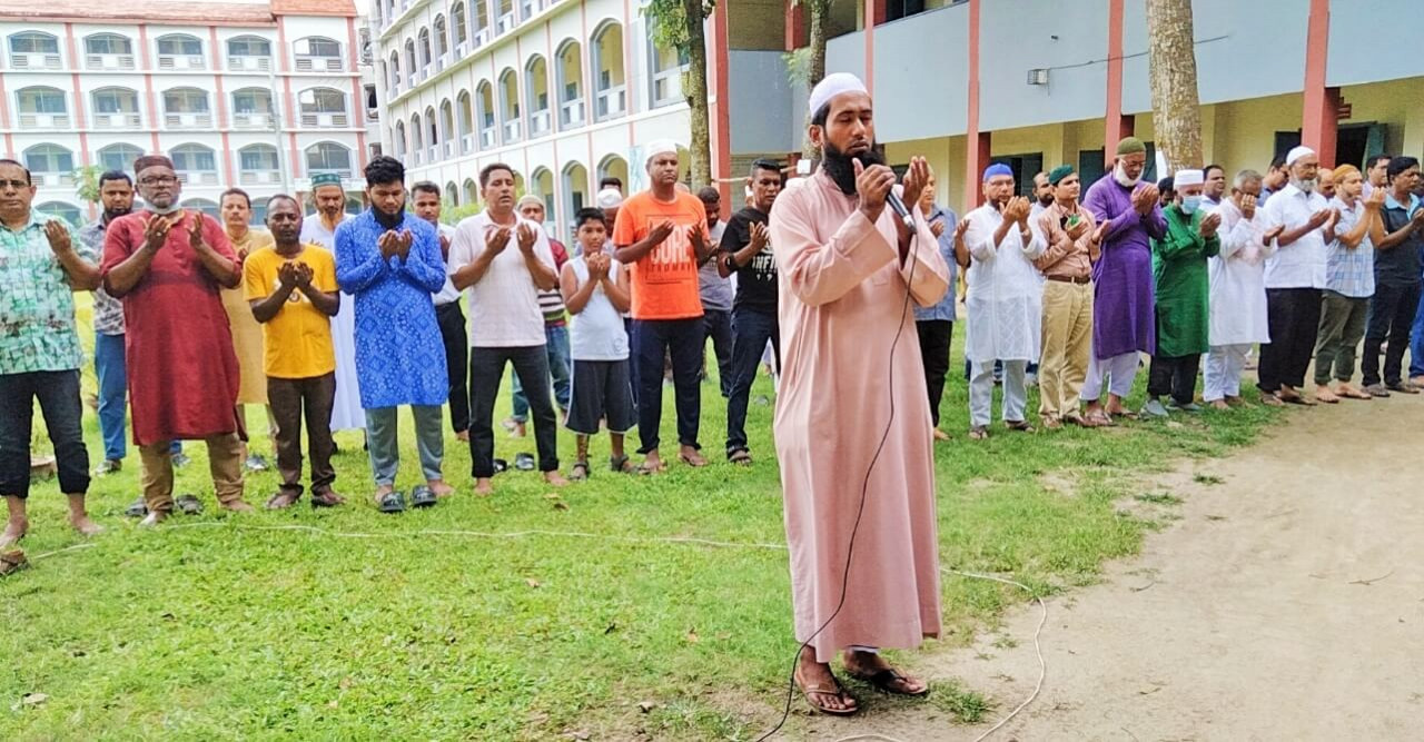 বৃষ্টি চেয়ে দিনাজপুরে নামাজ ও ব্যাংঙের বিয়ে