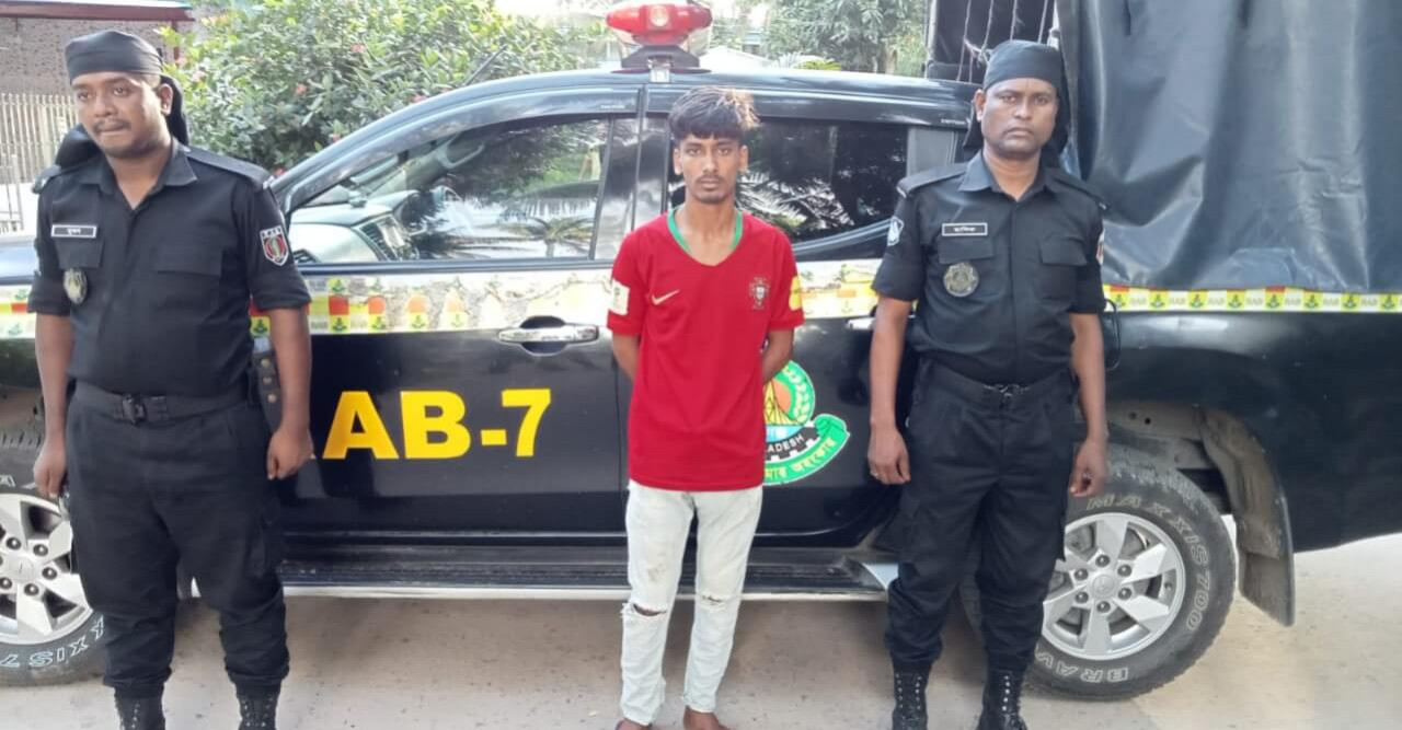 র‍্যাবের অভিযানে অস্ত্র বিক্রেতা ওয়ানশুটার গানসহ আটক