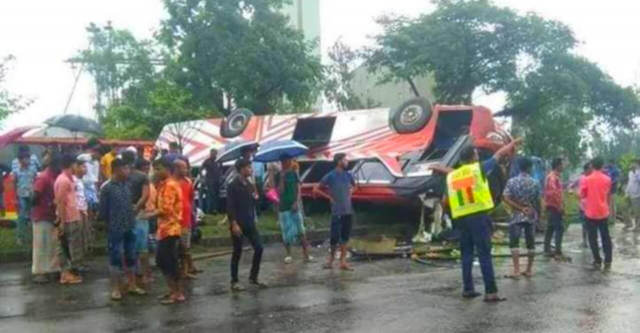 মাতুয়াইলে যাত্রীবাহী বাস উল্টে ২০জন আহত