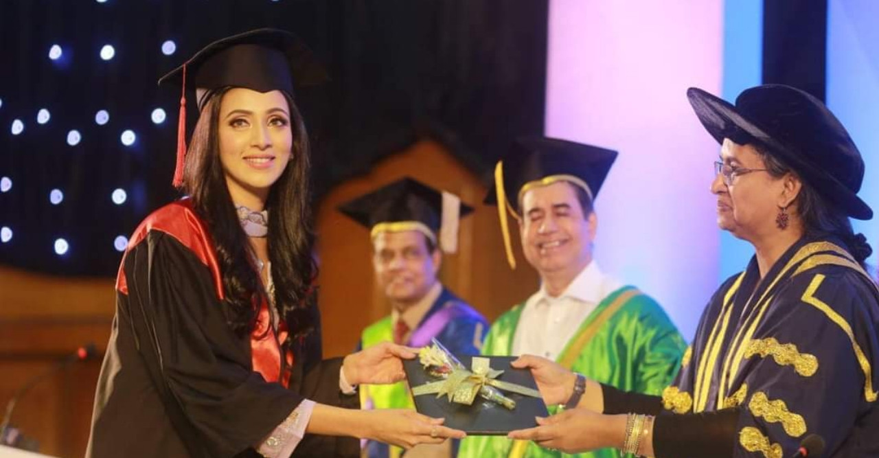 সাহিত্যে স্নাতক ও স্নাতকোত্তর সম্পন্ন করেছেন মিম