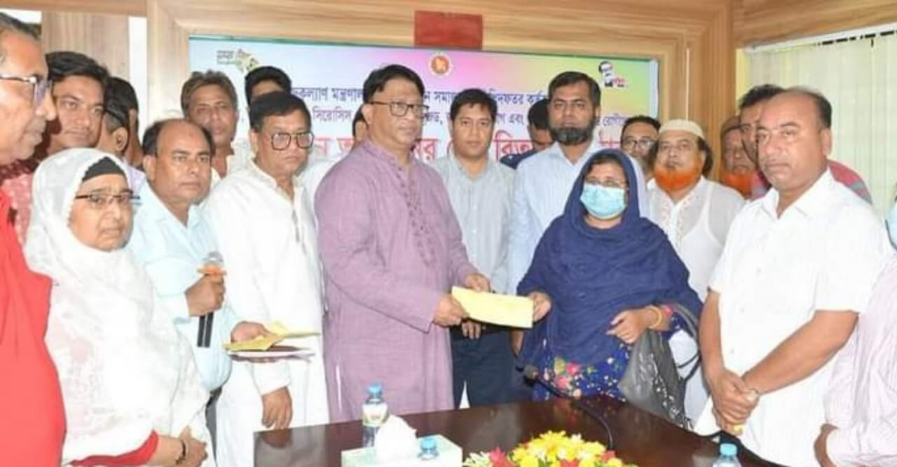 জটিল রোগে আক্রান্ত ৩২জন দরিদ্র রোগীদের ১৬ লাখ টাকার চেক বিতরন