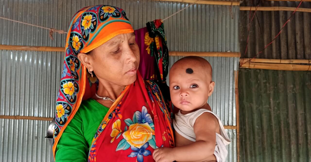 অভাবে ৭ মাসের শিশু কন্যাকে বাজারে বিক্রি করলেন বাবা