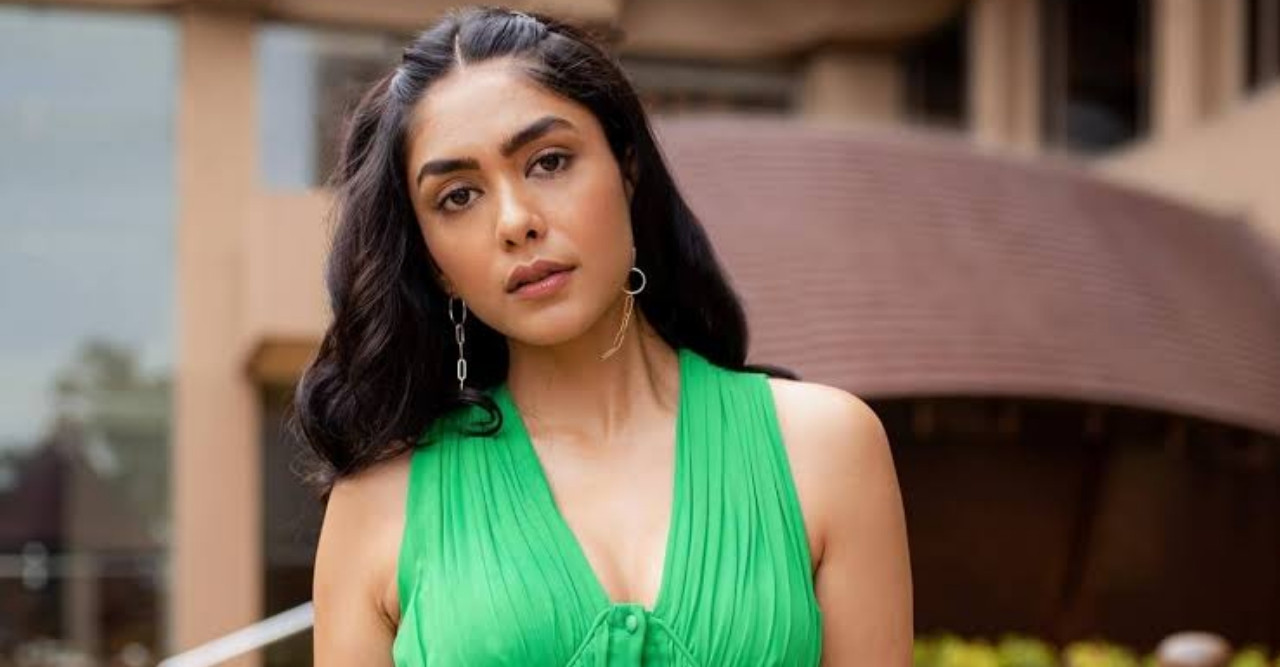 ৩০ বছরে হাঁটলেন মৃণাল ঠাকুর