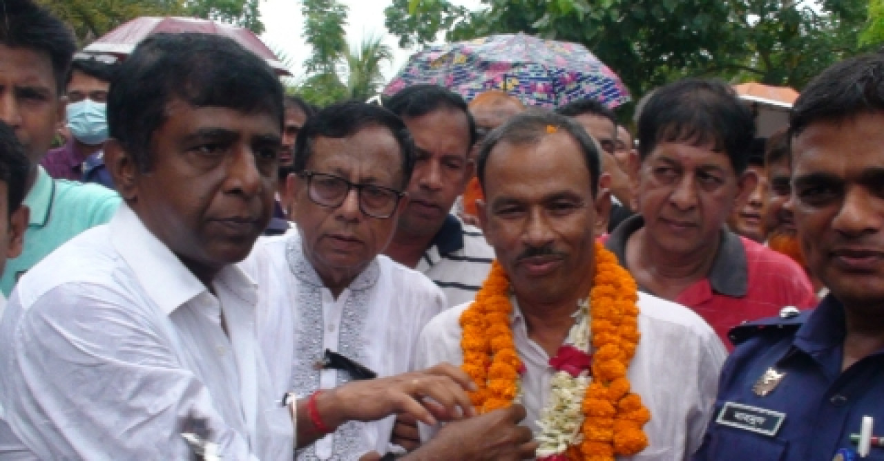 হেনস্থার শিকার অধ্যক্ষকে ফুলের মালা দিয়ে বরণ