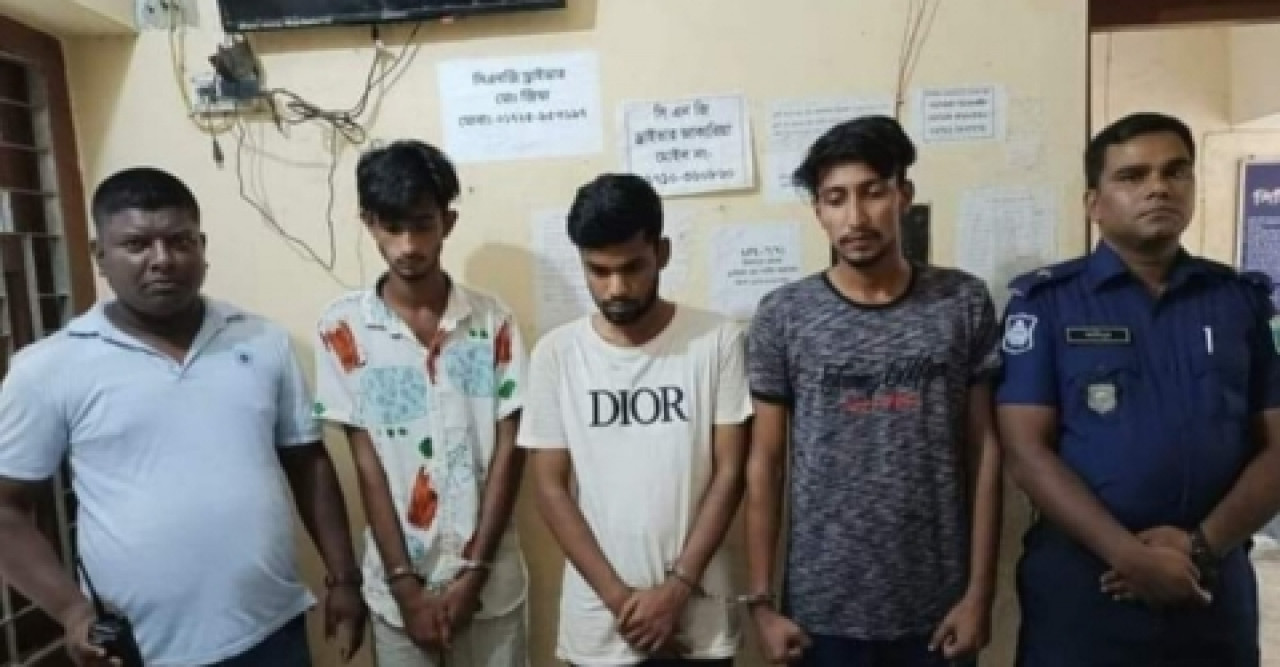 শেরপুরে তিন ছিনতাইকারী অস্ত্রসহ গ্রেপ্তার