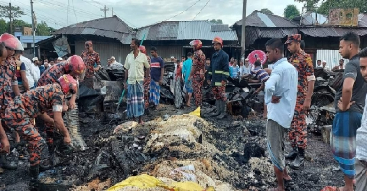 চরফ্যাশনে অগ্নিকাণ্ডে ২৬ দোকান পুড়ে কোটি টাকার ক্ষতি