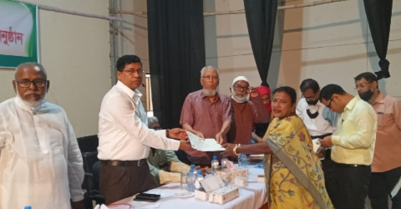 নড়াইল মুক্তিযোদ্ধাদের মাঝে স্মাট কার্ড ও সার্টিফিকেট হস্তান্তর