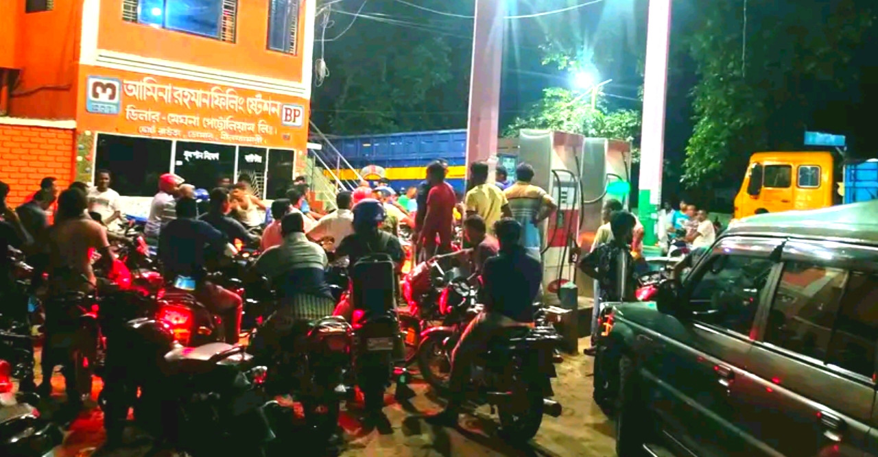 জ্বালানী তেলের দাম বৃদ্ধিতে ডোমারের পেট্রোল পাম্পগুলোতে যানবাহনের উপচে পড়া ভিড়