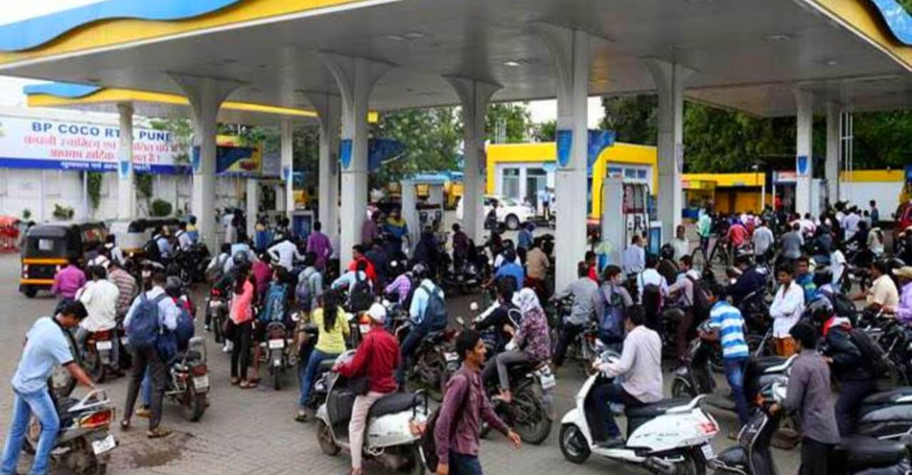 রাত ৯ থেকে পেট্রোল ও অকটেন সংগ্রহ করার যুদ্ধ