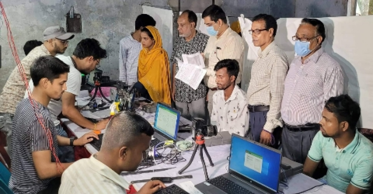 গৌরীপুরে নতুন ভোটারদের ছবি তোলা কার্যক্রম উদ্বোধন