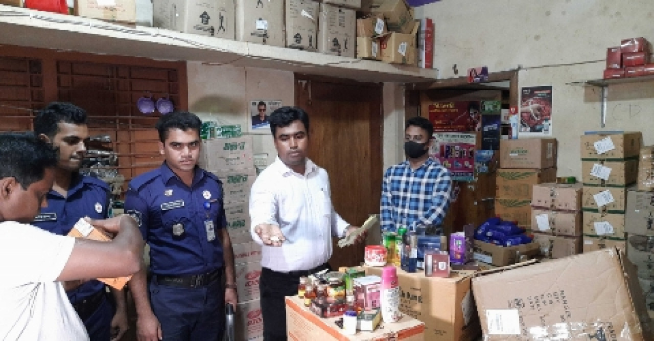 দোকানদারের নতুন সিলে কসমেটিক্সের মেয়াদ বৃদ্ধি