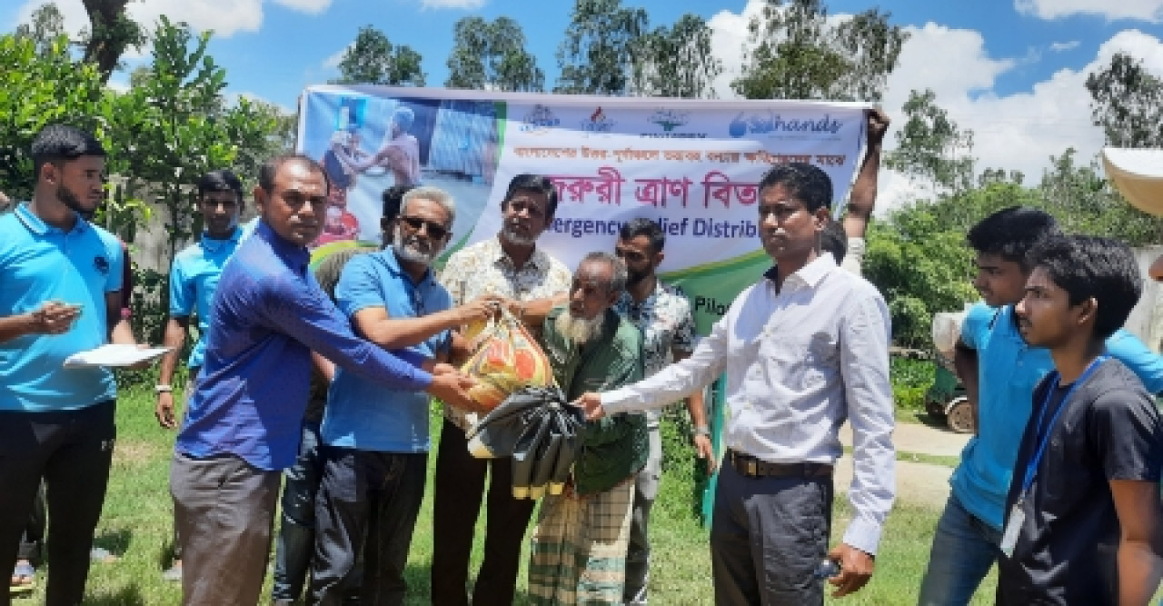 সিলেটে বন্যায় ক্ষতিগ্রস্থদের মাঝে ত্রাণ বিতরণ