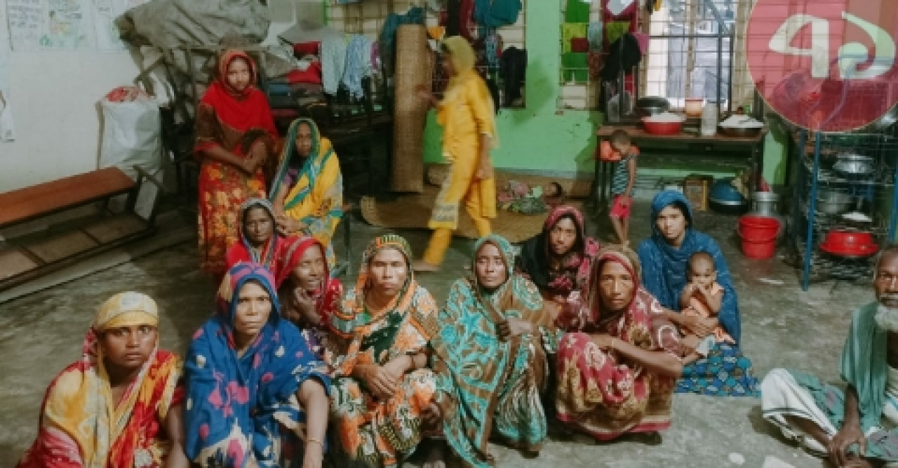 দৌলতখানে ঝুঁকিপূর্ণ বেড়িবাঁধ থেকে ২১ পরিবারকে স্থানান্তর