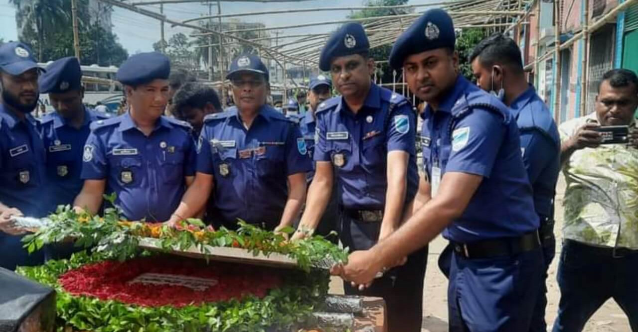 আশুলিয়া থানা পুলিশের বঙ্গবন্ধুর ৪৭তম শাহাদাত বার্ষিকীতে শ্রদ্ধা নিবেদন