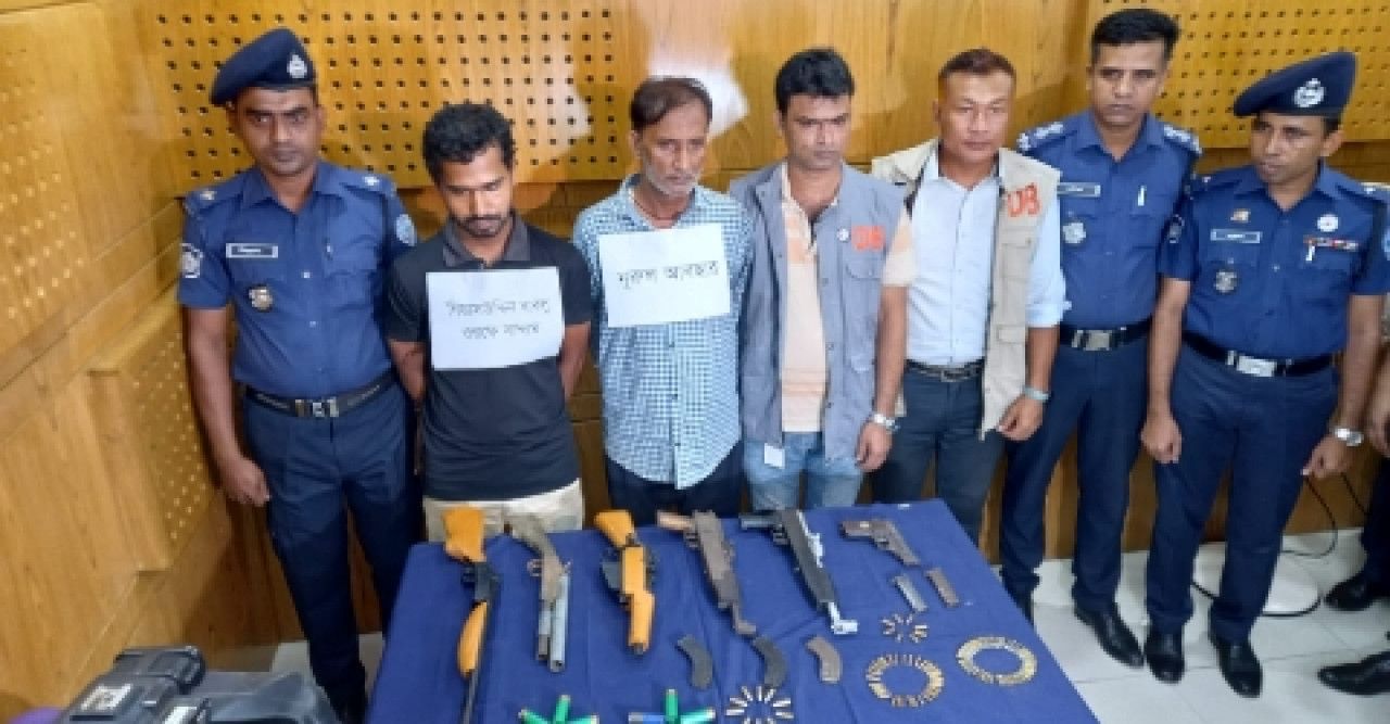 পুলিশের অভিযানে অস্ত্র ও চোরাই মোটরসাইকেল সহ গ্রেফতার  ৩