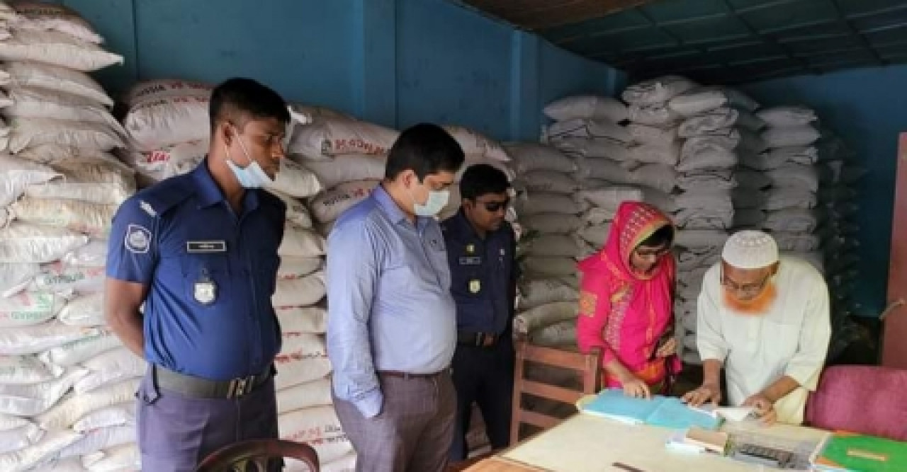 বেশি দামে বিক্রির দায়ে সার বিক্রেতার জরিমানা
