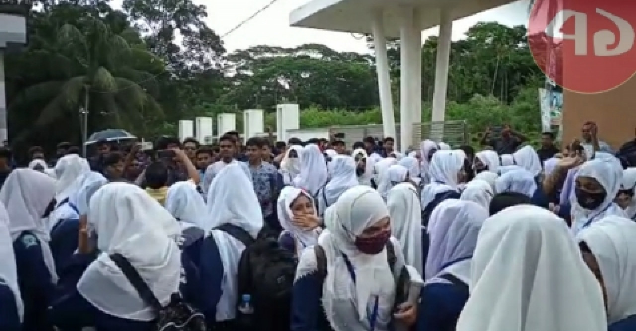 শিক্ষক অপসারণের দাবিতে শিক্ষার্থীদের ক্লাসবর্জন