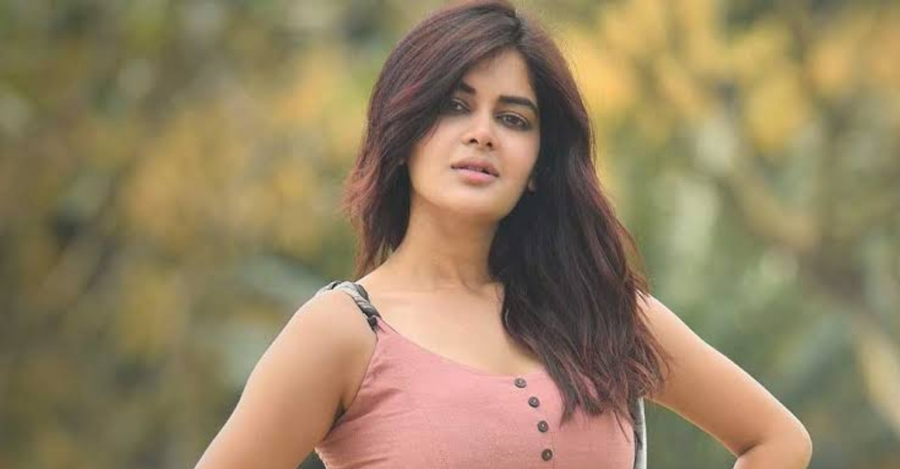 লাল বেনারসি শাড়ি পড়ে বিয়ের পিঁড়িতে মধুমিতা সরকার