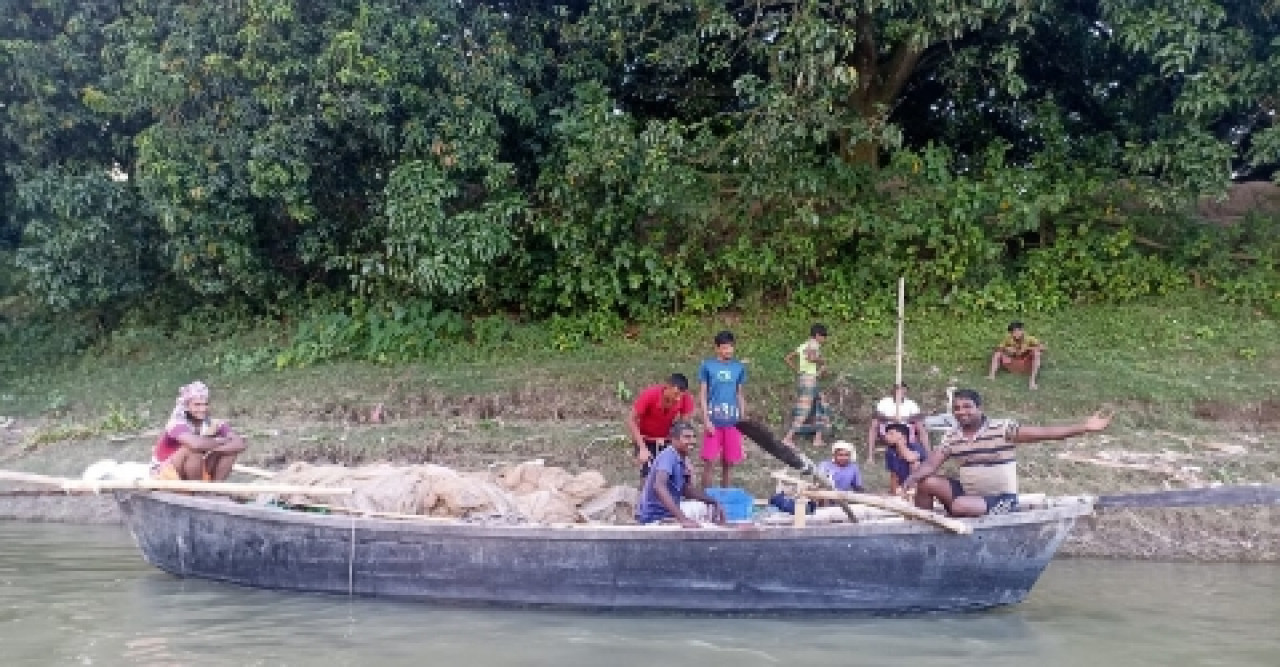 মৎস্য অফিসকে ম্যানেজ করেই অবৈধ জাল দিয়ে মাছ শিকার