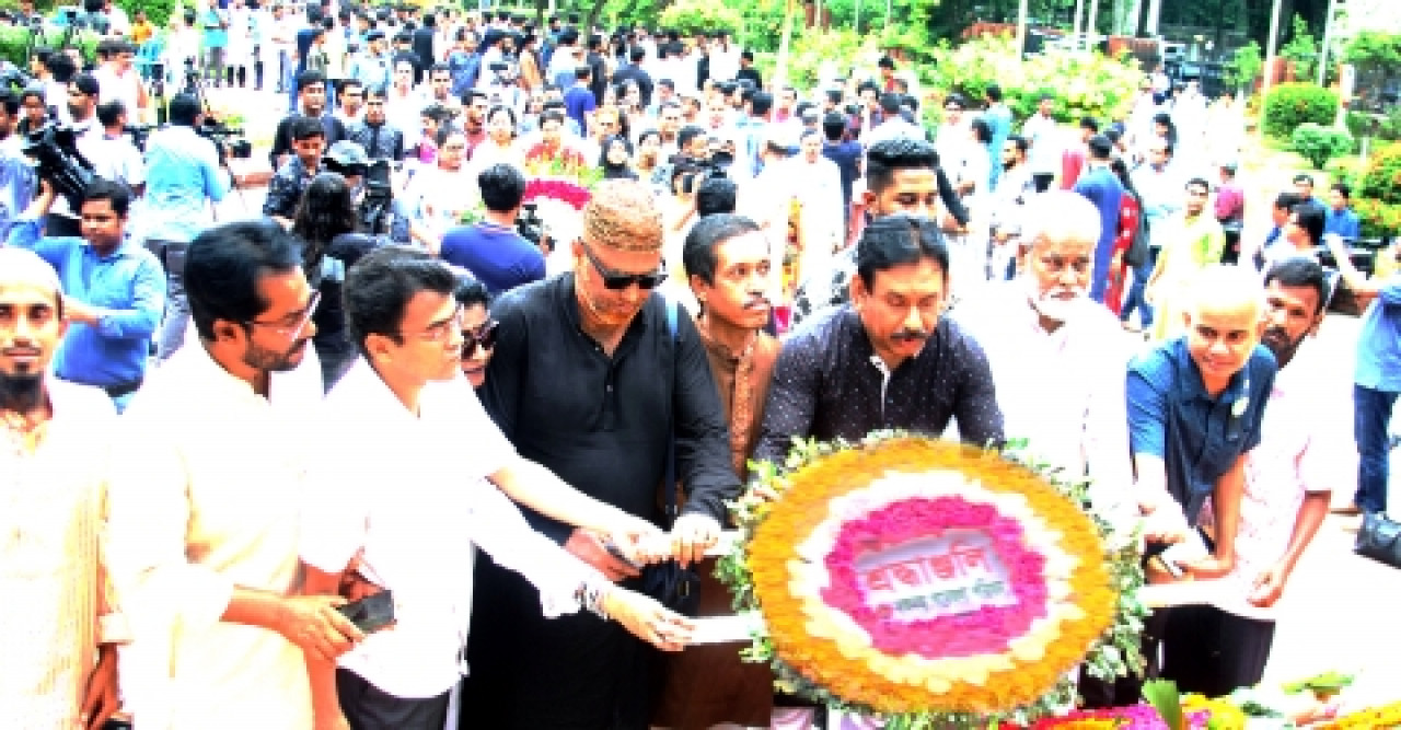 জাতীয় কবির সমাধিতে পুস্পস্তবক অর্পণ ও শ্রদ্ধা নিবেদন