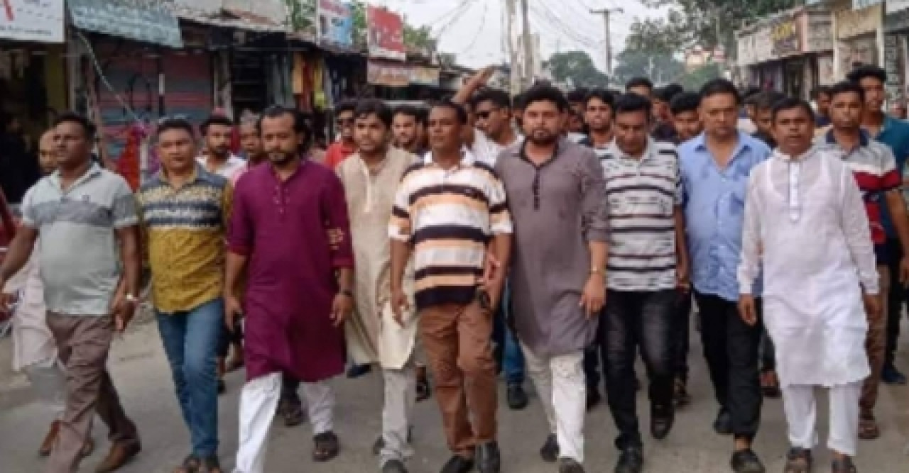 হরিণাকুণ্ডুতে আওয়ামীলীগ-বিএনপি পাল্টাপাল্টি বিক্ষোভ মিছিল