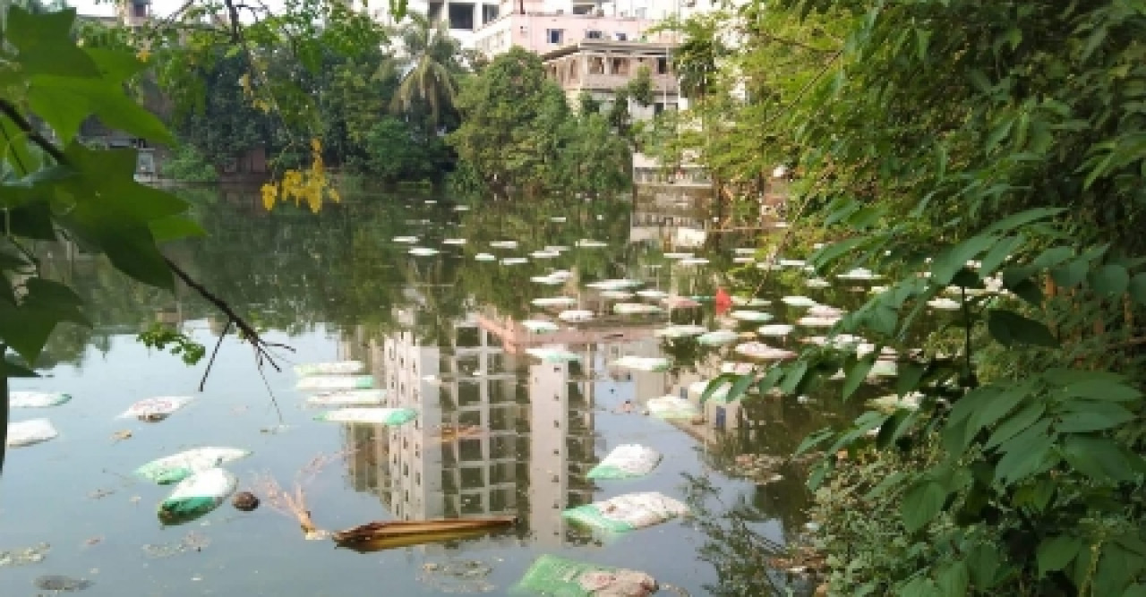 পুকুরের দূষিত পানির দুর্গন্ধে এলাকাবাসীর দূর্ভোগ চরমে