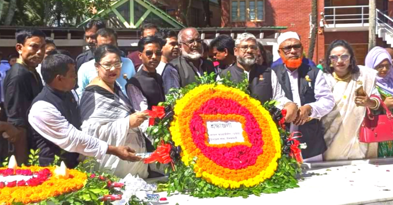 বঙ্গবন্ধুর সমাধিতে ডোমার উপজেলা আ.লীগের শ্রদ্ধা নিবেদন