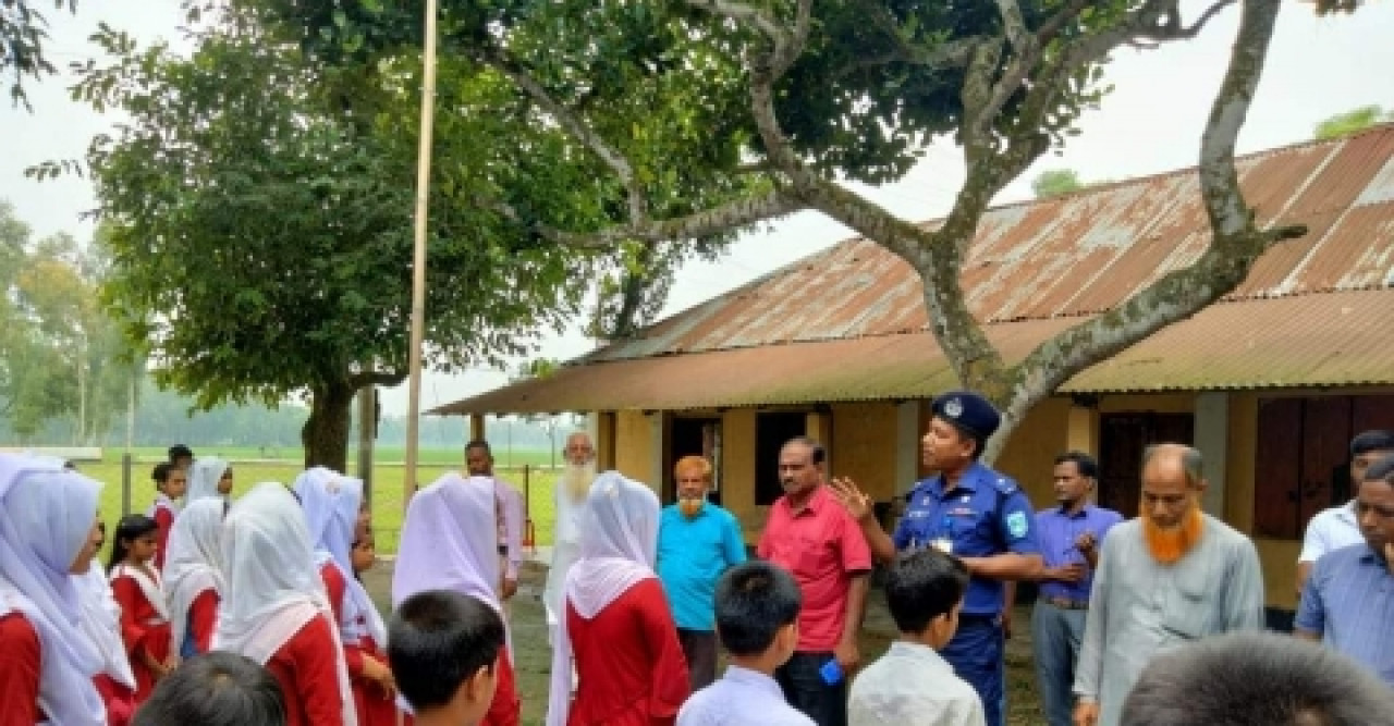 শিক্ষা প্রতিষ্ঠানে অপরাধ মূলক ক্লাস নিলেন ওসি