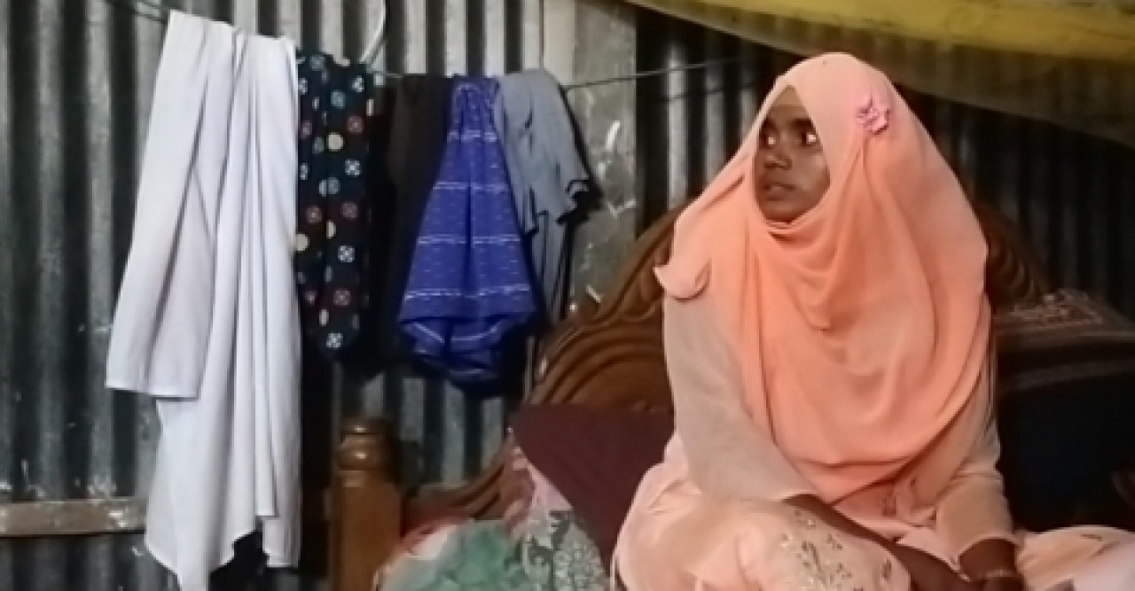 স্ত্রীর অধিকার আদায়ে প্রবাসীর বাড়িতে নারীর অনশন