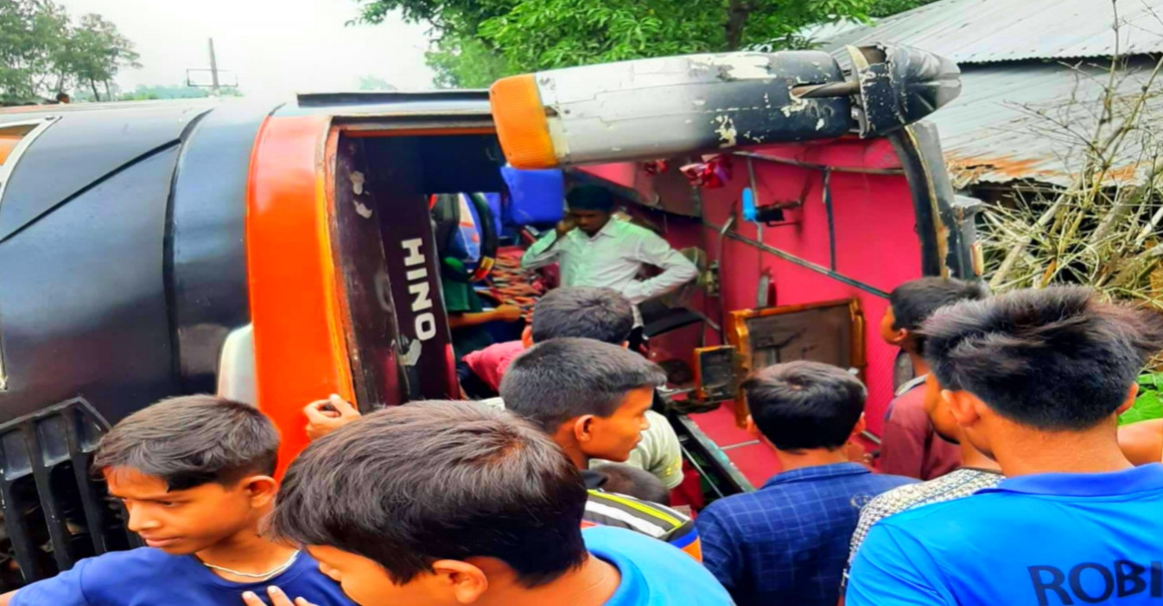 সড়ক থেকে বাস উল্টে হতাহত