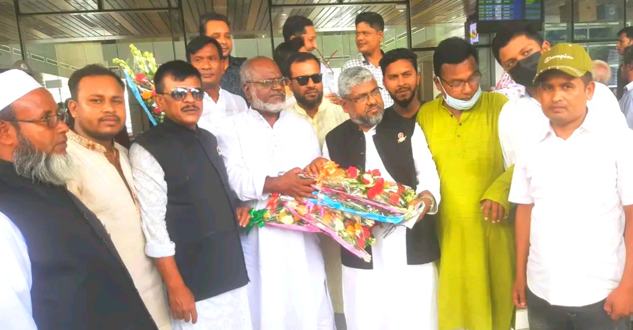 ডোমার উপজেলা আ.লীগের নবনির্বাচিত নেতৃবৃন্দকে স্বাগত ও ফুলেল শুভেচ্ছা নেতা-কর্মীদের