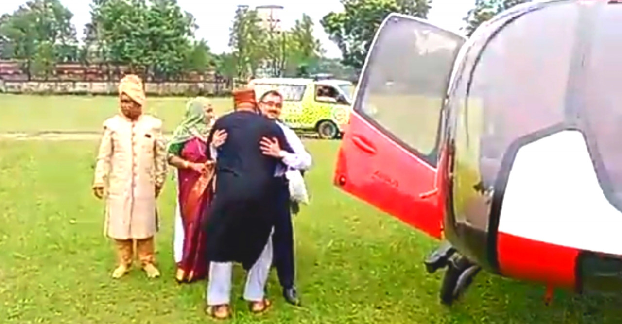 বিয়ে করতে হেলিকপ্টারে এলেন বর