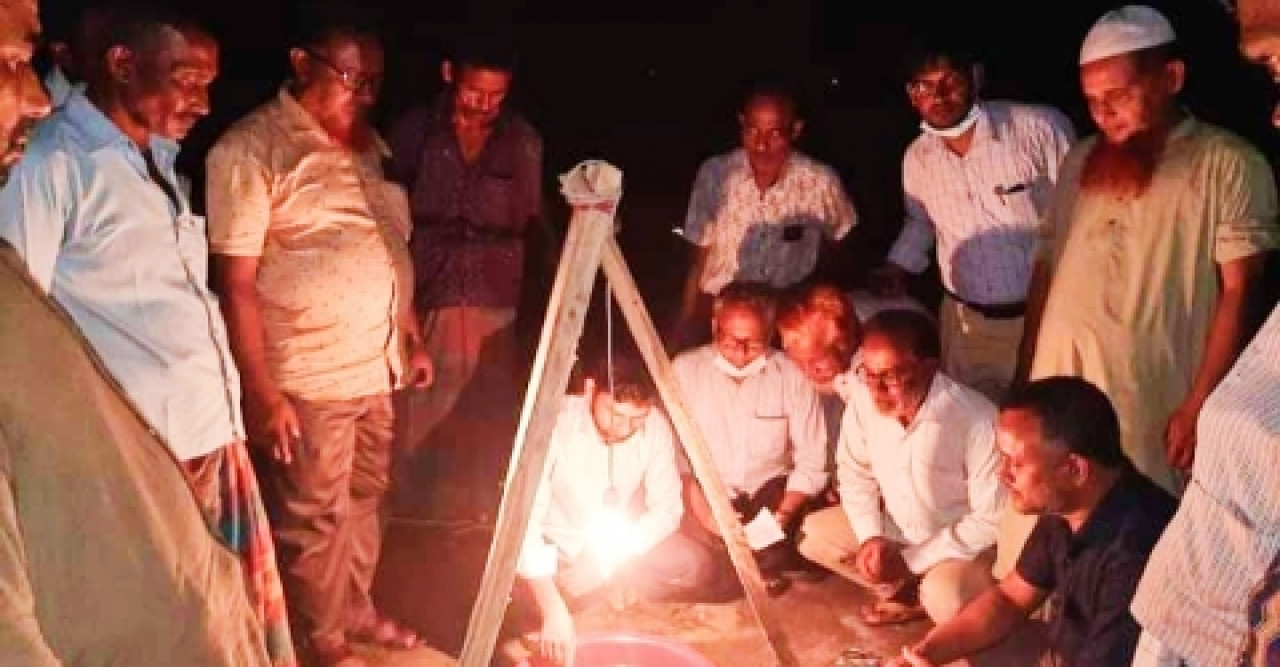 পোকা দমনে আলোক ফাঁদ ও পার্চিং পদ্ধতি