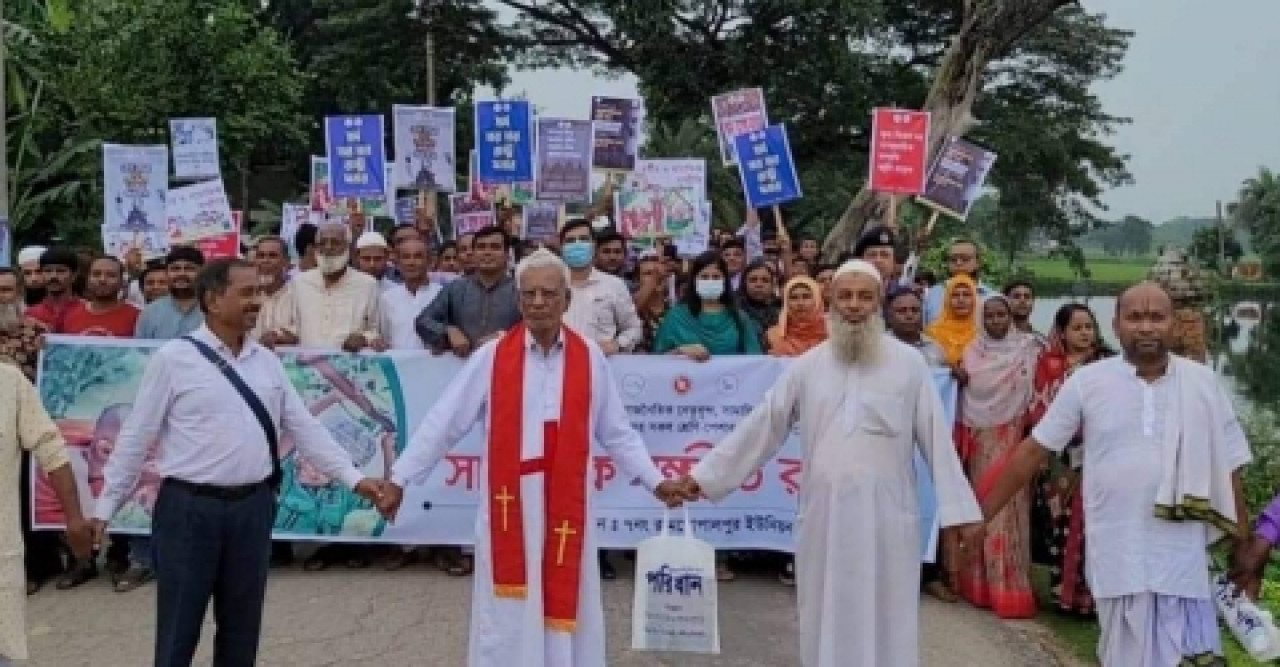 বিভিন্ন ধর্মের মানুষের মধ্যে সম্প্রীতির মেলবন্ধন