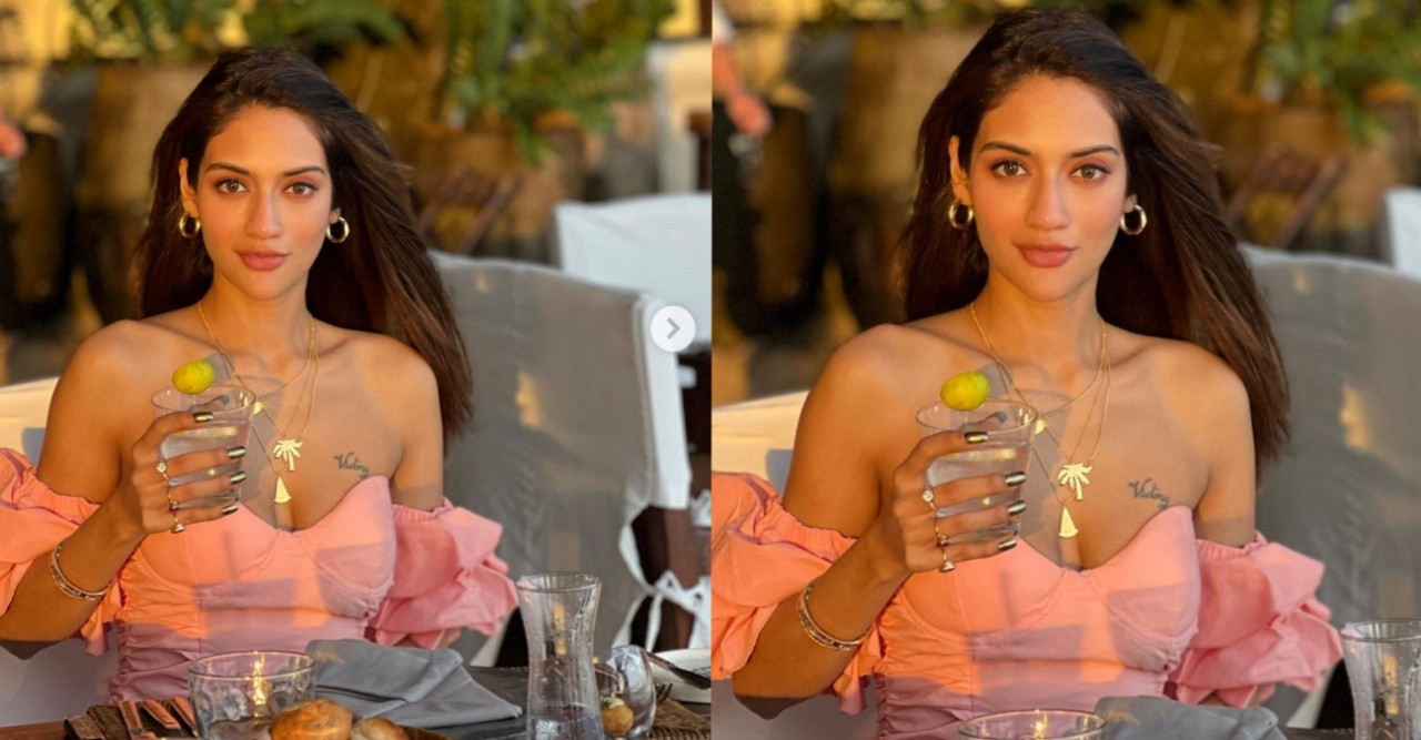 গোলাপি রঙের অফ শোল্ডার ডিপ পোশাকে নুসরাত জাহান