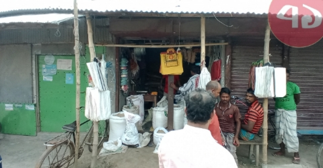 পুলিশ পরিচয়ে দোকান থেকে চাউল নিয়ে উধাও