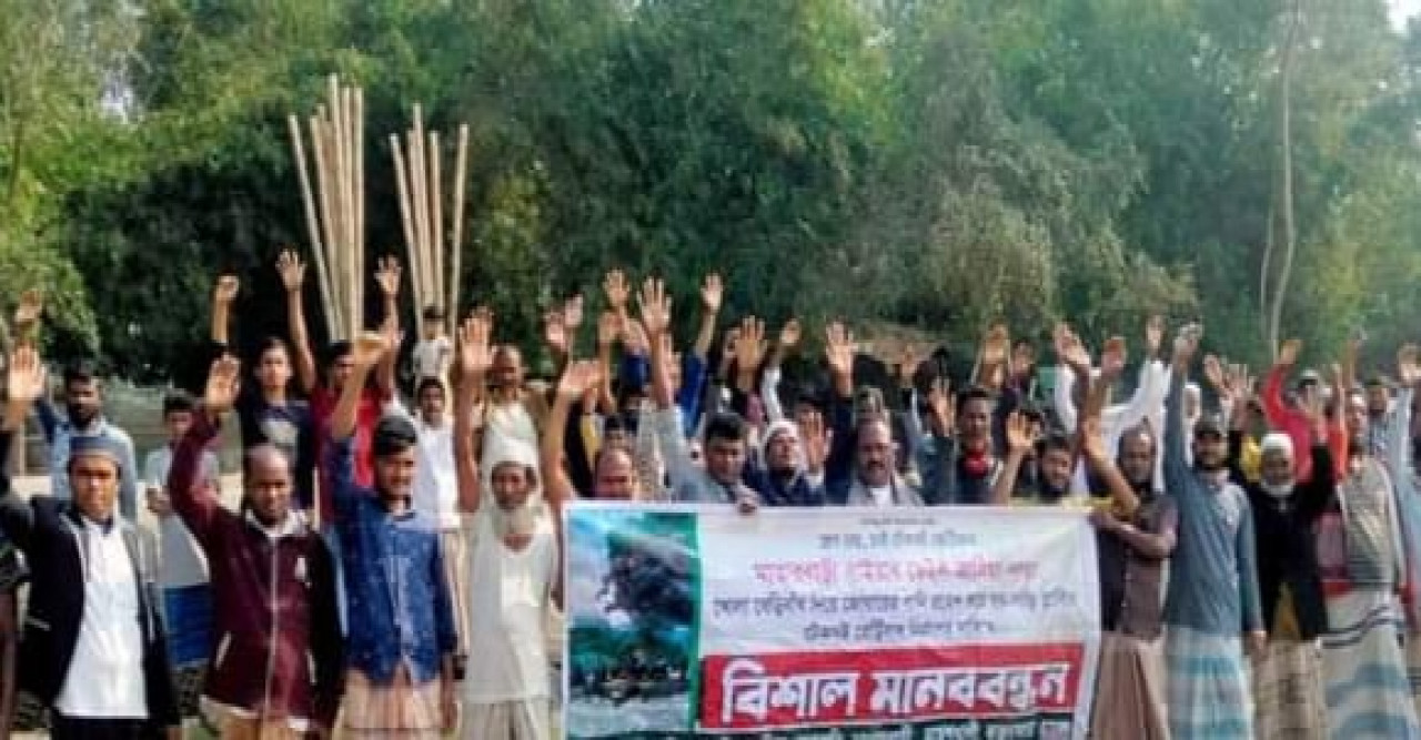 মহেশখালী মাতারবাড়ীতে টেকসই বেড়িবাঁধ নির্মাণের দাবিতে মানববন্ধন