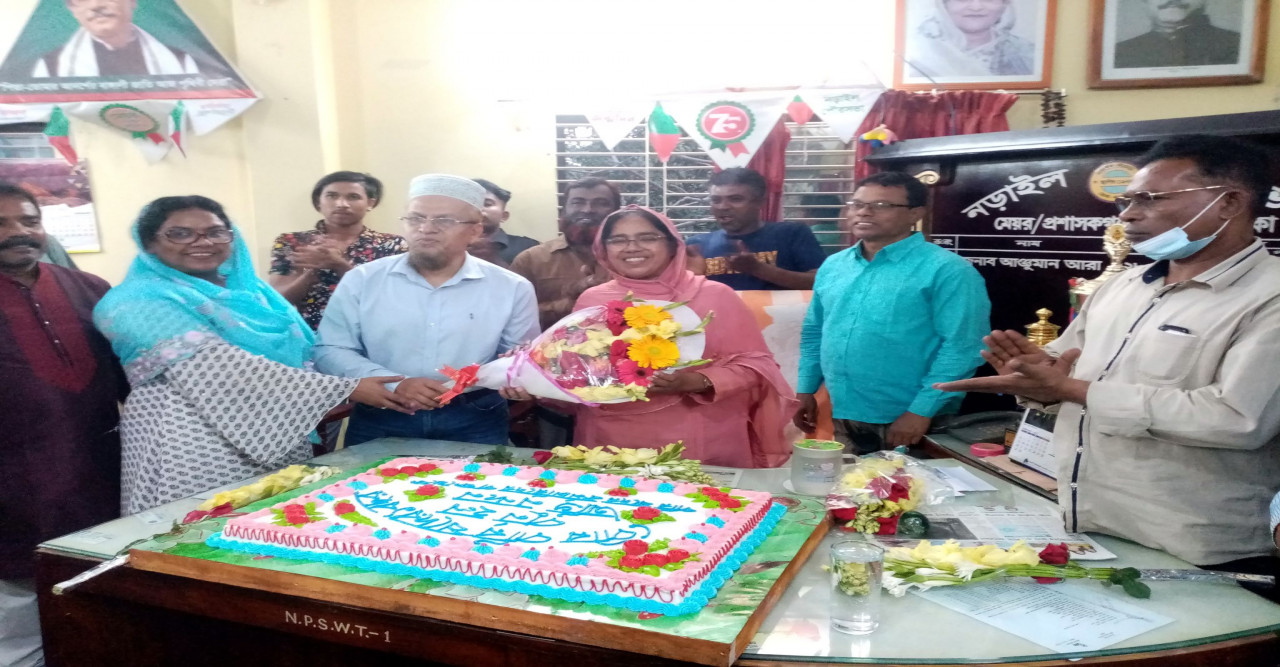নড়াইল পৌরসভা পরিষদের ১ম বছর পূর্তিতে ফুলের শুভেচ্ছা