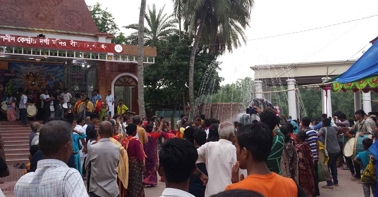 নড়াইলে চলছে শ্রী শ্রী রাধাঁ -গোবিন্দ বিগ্রহ ও শিব লিঙ্গ প্রতিষ্ঠা