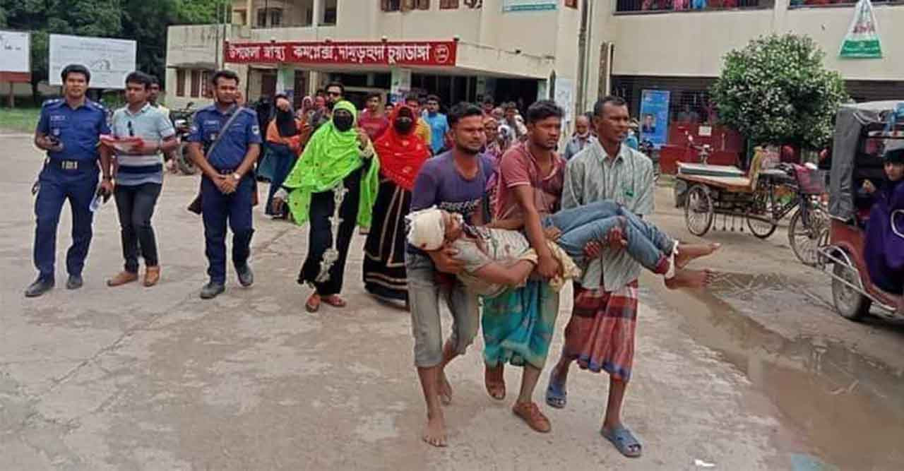 রাস্তায় ইটভাটার মাটি কেড়ে নিলো প্রাণ